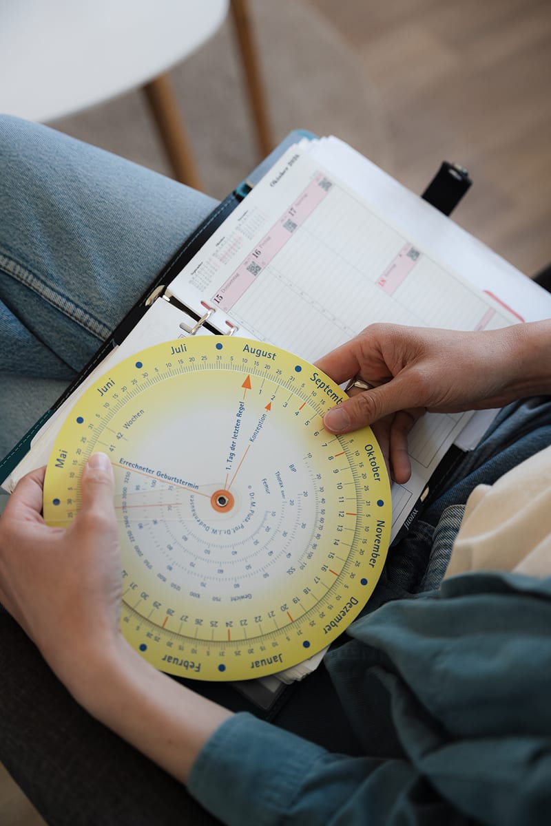 Schwangerschaftskalender und Mutterpass in der Hebammenpraxis