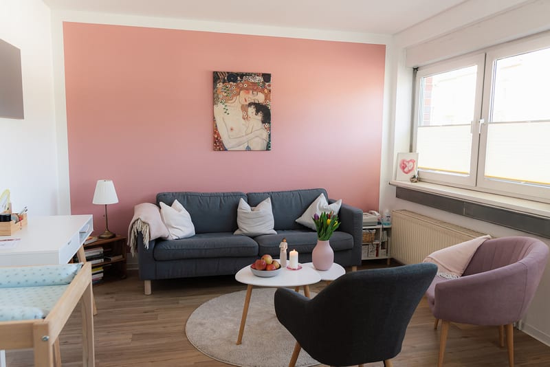 Wartebereich der Hebammenpraxis Storchennest in Berlin-Friedrichshagen — einladendes Sofa mit Sessel